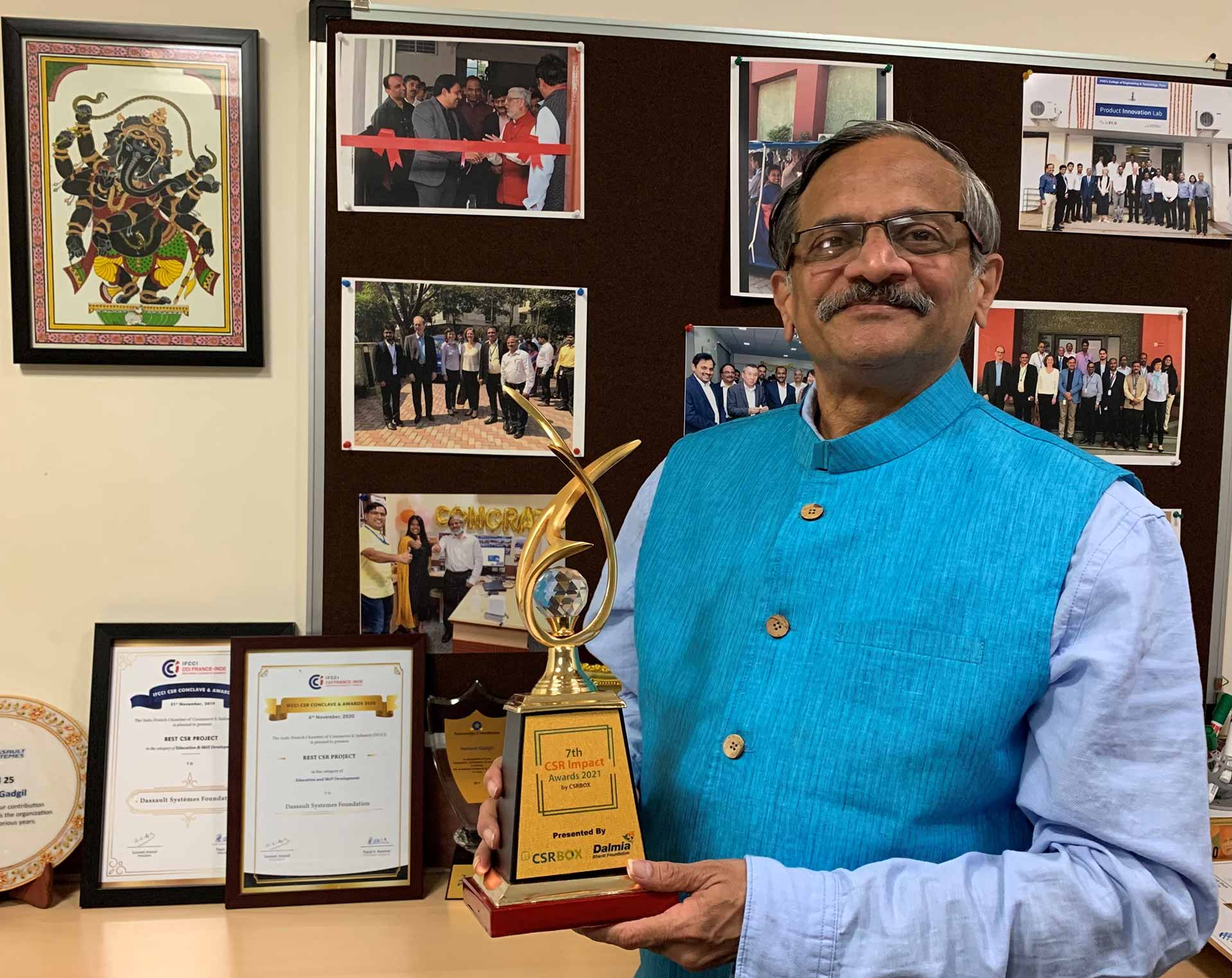 Hemant Gadgil holding the CSR Impact award > La Fondation Dassault Systèmes