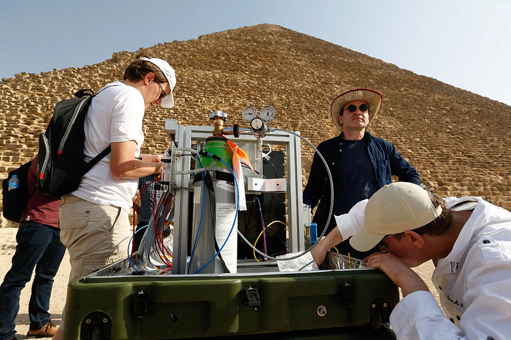 Telescop setup in front of pyramid > La Fondation Dassault Systèmes