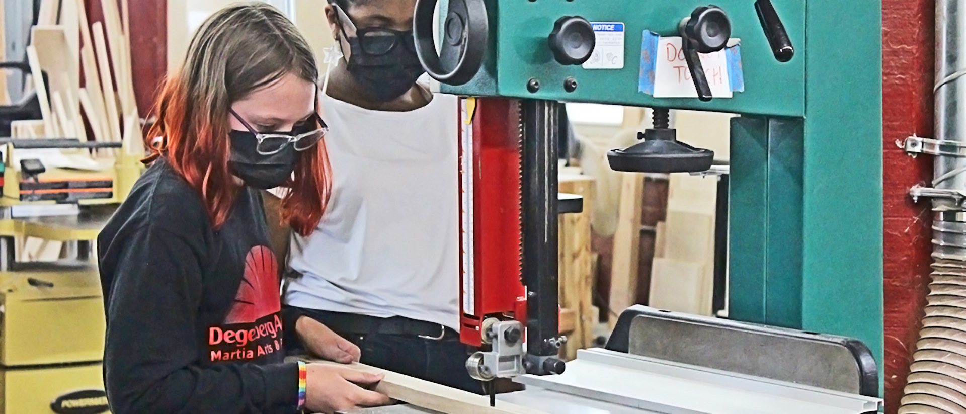 CIADC shop - students cutting wood > La Fondation Dassault Systèmes