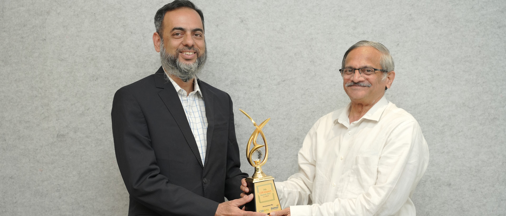 Huzefa Salim and Hemant Gadgil with Best CSR Project Award > La Fondation Dassault Systèmes