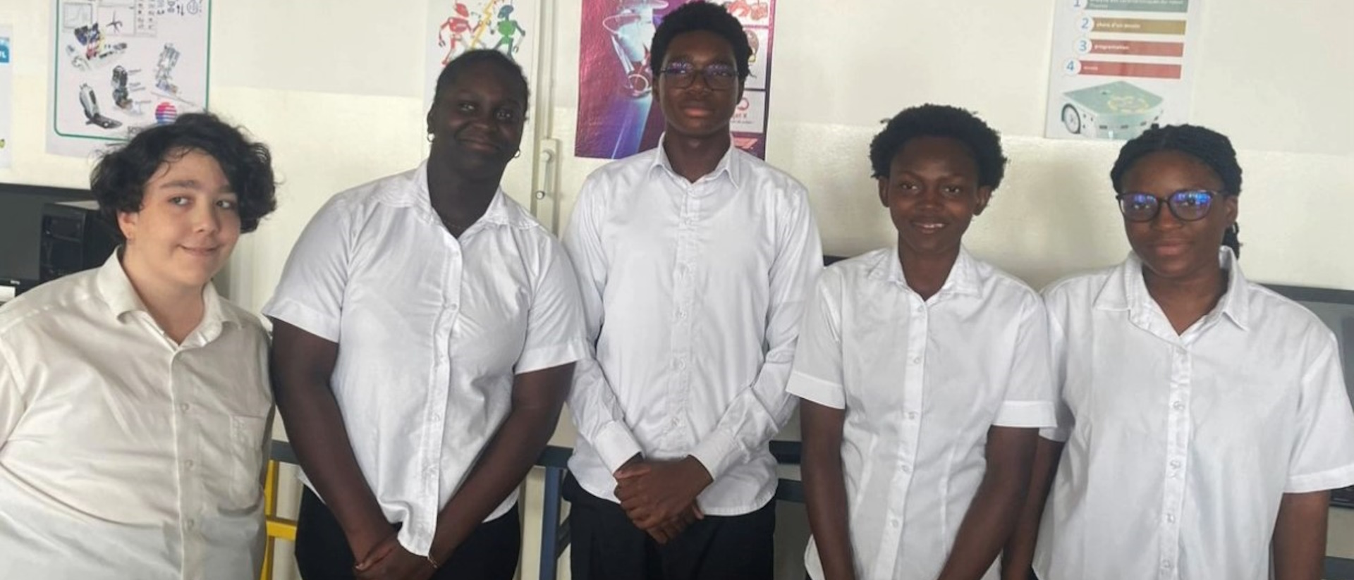 Students with their EasyPick product > La Fondation Dassault Systèmes