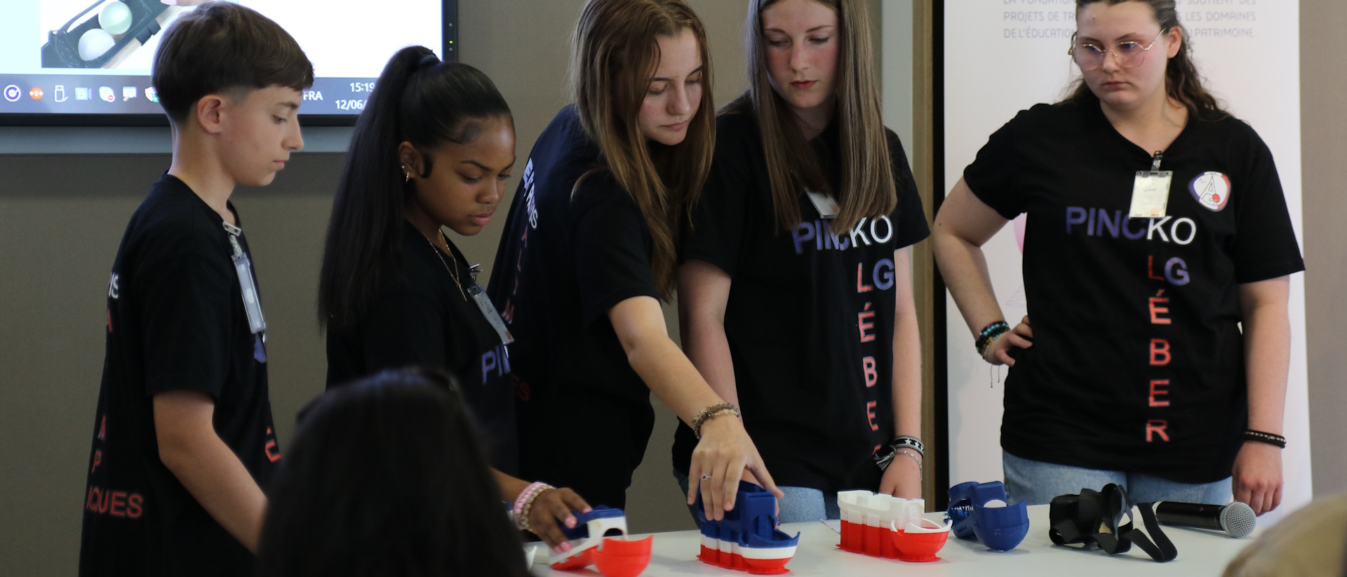 Students presenting their Pincko product > La Fondation Dassault Systèmes