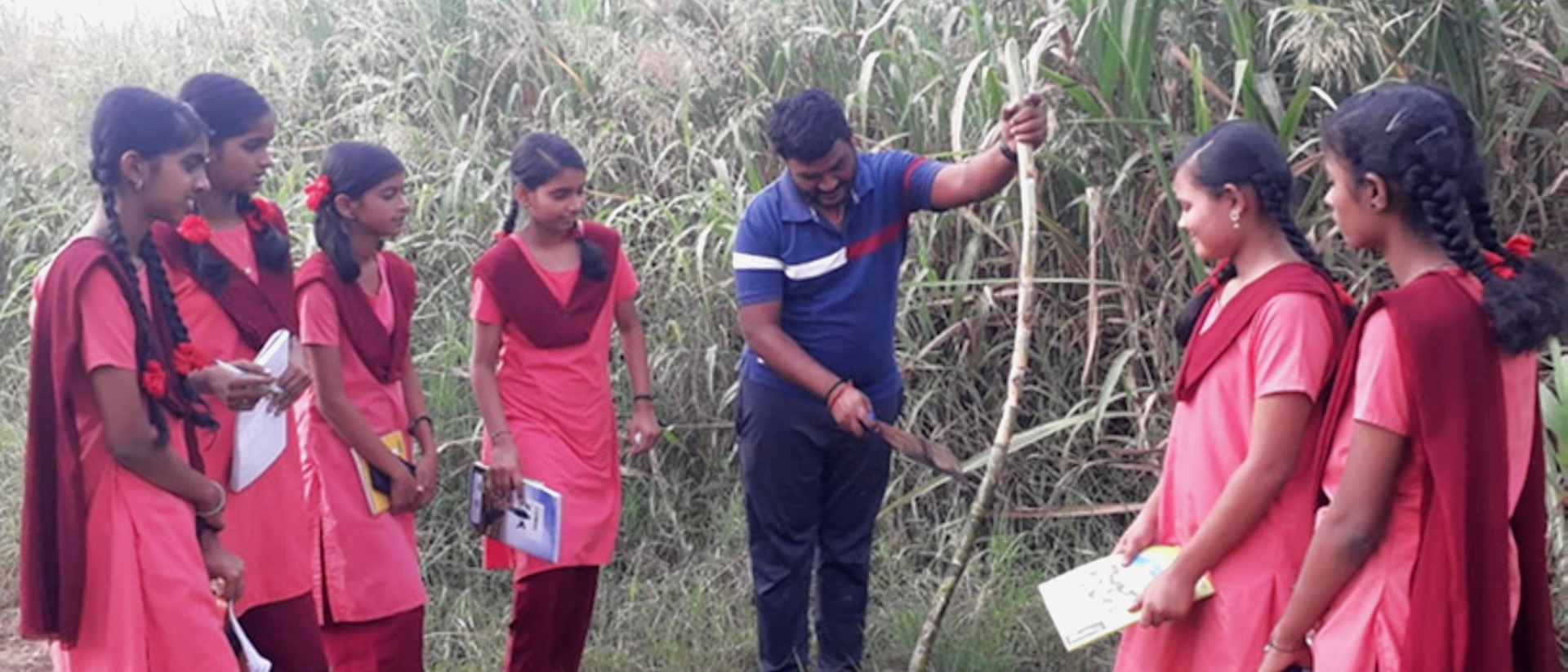 Students discussing with farmer  > La Fondation Dassault Systèmes